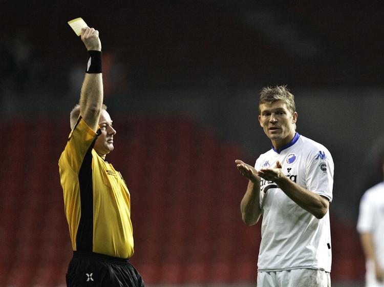 Thomas Vejlgaard, der her giver FC Københavns Marcus Allbäck en advarsel i en kamp mod Lyngby i efteråret  2007, ser gerne, at dommerne købes fri fra arbejde op til og efter kampe. 