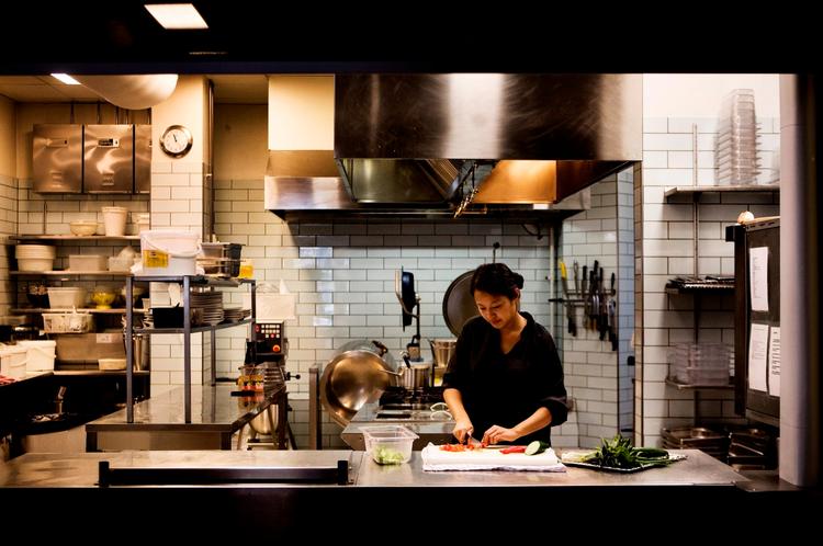 MADLABORATORIUM. I 2006 flyttede de fire Lê-søskende restauranten LêLê til meget større lokaler på Vesterbrogade, hvor køkkenet er stort nok til, at Anh Lê kan eksperimentere med klassiske vietnamesiske retter og udvikle helt nye. 
