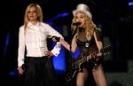 Britney var ikke i Liverpool torsdag aften, men i Los Angeles med Madonna. Britney, her til til venstre, var på scenen, da Madonnas Sticky and Sweet tour nåede Dodger Stadium i Los Angeles. 