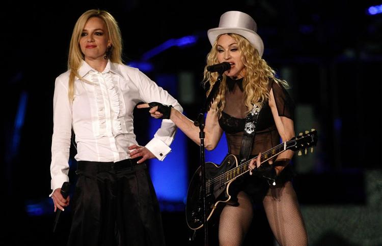 Britney var ikke i Liverpool torsdag aften, men i Los Angeles med Madonna. Britney, her til til venstre, var på scenen, da Madonnas Sticky and Sweet tour nåede Dodger Stadium i Los Angeles. 