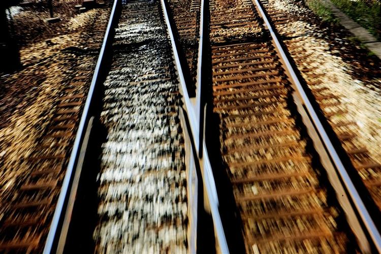 DSB kan godt se det problematiske i reglerne men undskylder sig med, at for eksempel buschaufførerne ikke er udstyret til at kontrollere billetter købt på nettet. 