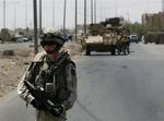 En britisk soldat står vagt efter en bombe i vejkanten er eksploderet i Basra. Til sommer næste år forlader alle tropperne Irak, erfarer Sky News. Arkivfoto. 