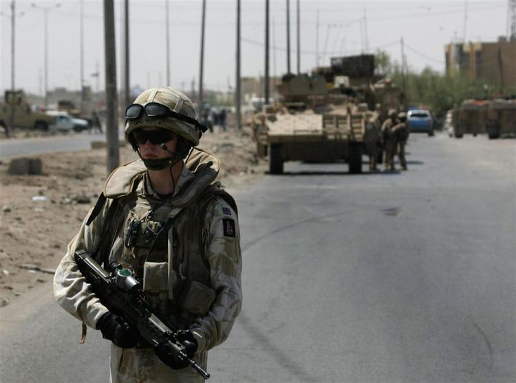 En britisk soldat står vagt efter en bombe i vejkanten er eksploderet i Basra. Til sommer næste år forlader alle tropperne Irak, erfarer Sky News. Arkivfoto. 