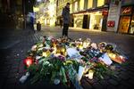Venner og familie til offeret lagde blomster på gerningsstedet, hvor den 19-årige Anton Njie blev stukket ihjel. 