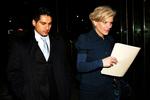 Amanda Staveley på vej til Banclays sammen med Ali Jassim, som er rådgiver for sheik Mansour Bin Zayed Al Nahyan, der i sidste uge købte sig ind i den engelske bank. FOTO: AP 