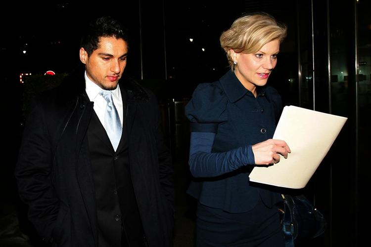 Amanda Staveley på vej til Banclays sammen med Ali Jassim, som er rådgiver for sheik Mansour Bin Zayed Al Nahyan, der i sidste uge købte sig ind i den engelske bank. FOTO: AP 