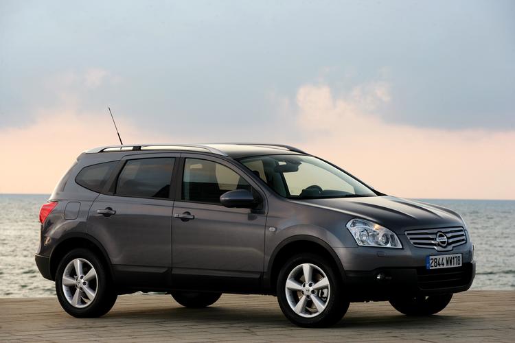 Nissan Qashqai +2 er vokset bagtil. Dermed er der plads til to ekstra sæder. 