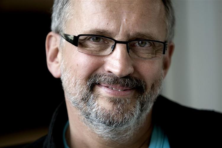 Forfatteren Jussi Adler-Olsen begyndte i 1990’erne at skrive romaner efter en karriere som forlagsdirektør og chefredaktør. 