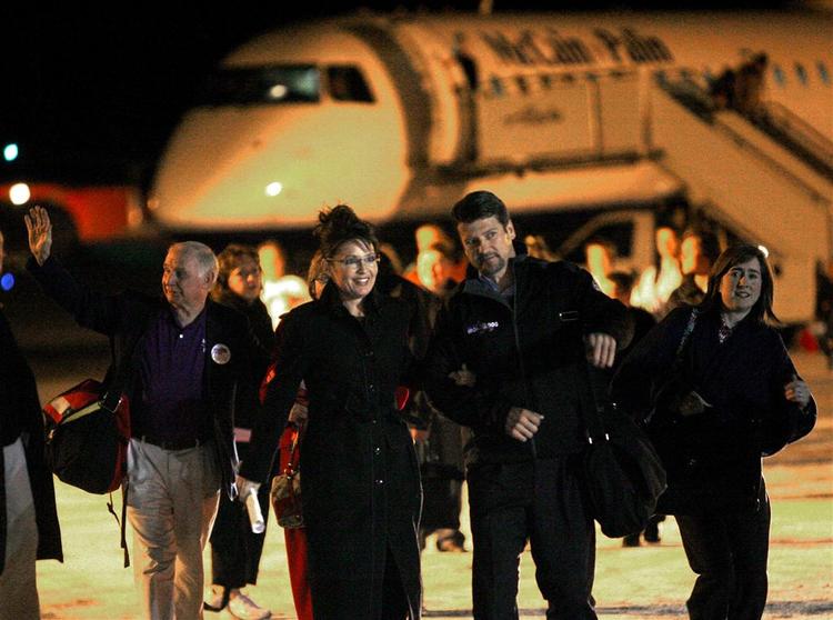Sarah Palin dagen efter valgaftnen, da hun landede i sin hjemstat, Alaska. 