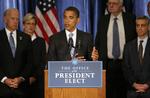Den nyvalgte præsident Barack Obama holder sit første pressemøde efter valget. Til venstre kommende vicepræsident Joe Biden og yderst til højre Obamas stabschef Rahm Emanuel. 