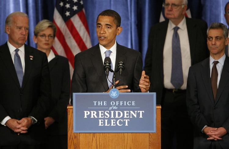 Den nyvalgte præsident Barack Obama holder sit første pressemøde efter valget. Til venstre kommende vicepræsident Joe Biden og yderst til højre Obamas stabschef Rahm Emanuel. 