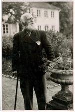 Knut Hamsun fotograferet i sin sidste tid, efter processen, der både mundede ud i et ophold på psykiatrisk afdeling og en retssag. Hamsun døde 19. februar 1952. Foto: Bruun Rasmussen Auktioner 