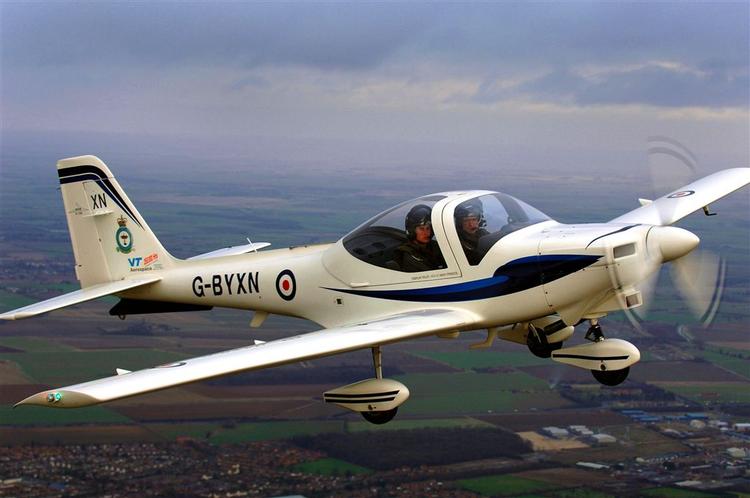 Heldigvis kunne en RAF-pilot i et Tucano-træningsfly hjælpe den blinde pilot ned. 