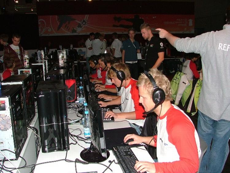 Danmark spås gode chancer for at nå langt i Counter Strike ved OL i Computerspil. Her ses de i dagens opgør mod Frankrig. 