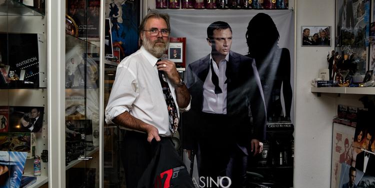 Siden 13-årsalderen har Knud Braagaard været manisk samler af dukker, biler og andet 007-merchandise. Djævlens Advokat forsøger at introducere ham for den virkelige verden. Foto:  Jonas Pryner  Andersen 