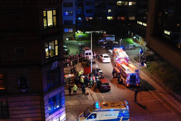 Den indespærrede biltyv måtte skæres fri, før Politiet kunne tage ham med. Foto taget af beboer i nærheden. 
