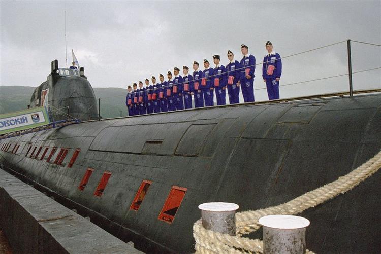 I august 2000 skete en af Ruslands værste ubådsulykker, da 118 mand omkom i 'Kursk' på bunden af Barentshavet. Billedet her er fra 2003, hvor treårsdagen for ulykken bliver mindet ombord på ubåden 'Daniil Moskovsky'. 
