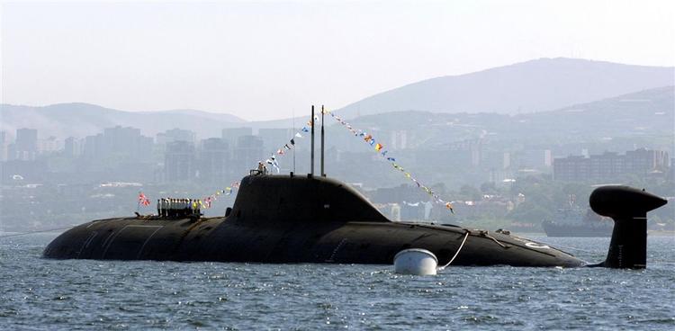 Dette menes at være  den ulykkesramte russiske ubåd, som den tog sig ud ved en flådeparade i Vladivostok den 25. juli i år. 