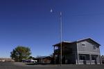I dette hus i en lille flække i den amerikanske ørkenstat Arizona fandt politiet ligene af to mænd, der var skudt af en otteårig dreng - søn af det ene offer. 
