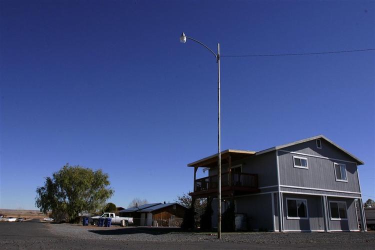 I dette hus i en lille flække i den amerikanske ørkenstat Arizona fandt politiet ligene af to mænd, der var skudt af en otteårig dreng - søn af det ene offer. 