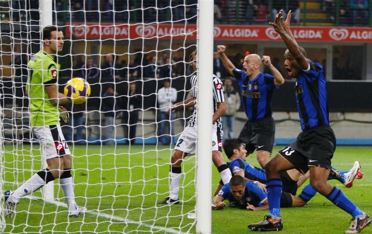 Inter scorer kampens enlige mål i overtiden i kampen mod Udinese. 