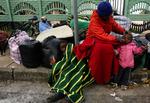 Kvinde fra Mozambique uden for en spontan flygtningelejr i Primrose, Johannesburg. Billedet er taget i maj, men mange immigranter opholder sig stadig i lejr af frygt for vold. Arkivfoto. 