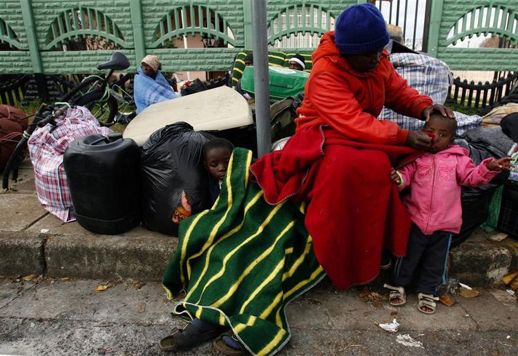 Kvinde fra Mozambique uden for en spontan flygtningelejr i Primrose, Johannesburg. Billedet er taget i maj, men mange immigranter opholder sig stadig i lejr af frygt for vold. Arkivfoto. 