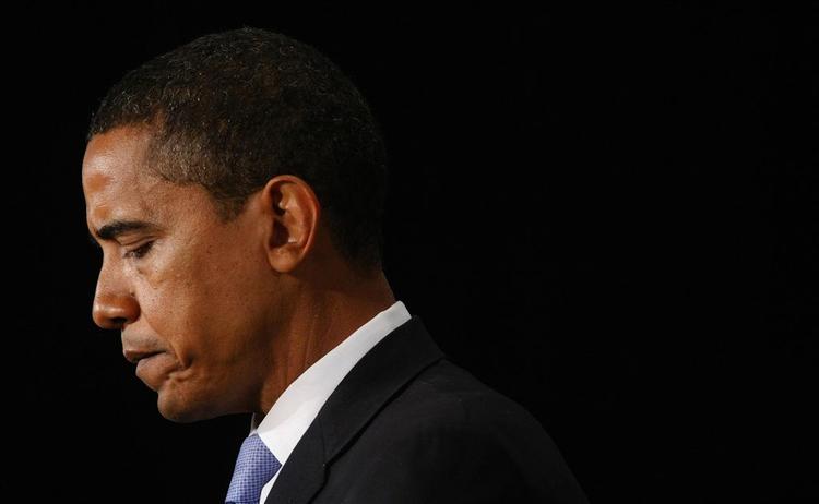 Den kommende præsident Obama puster ud i en pause under en pressekonference i Chicago i fredags. 