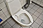 Finance Minister Lars Løkke Rasmussen is tired of being bogged down in local council complaints about faulty school lavatories. 