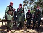 Medlemmer af Al-Shabaab militsen  stillede forleden op til fotografering i  deres træningslejr uden for Somalias  hovedstad, Mogadishu. 