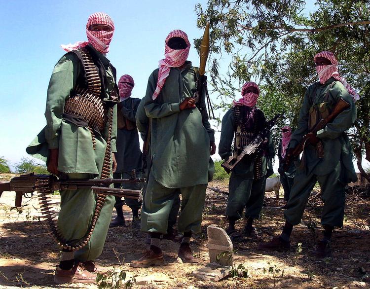 Medlemmer af Al-Shabaab militsen  stillede forleden op til fotografering i  deres træningslejr uden for Somalias  hovedstad, Mogadishu. 