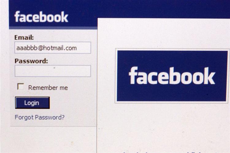Facebook kæmper med en virus-orm, der spreder sig fra bruger til bruger. 