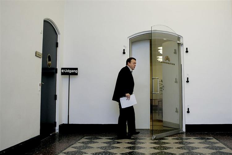 Finansminster Lars Løkke Rasmussen ved indgangen til sit ministerium i dag. 