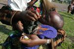 En mor giver sit barn kiks. Ligesom 250.000 andre er de på flugt i det østlige Congo. Nu skal EU gøre noget, mener den britiske hjælpeorganisation Oxfam. 