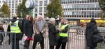 Skat havde folk ude i trafikken i morges for at omdele foldere om den nye digitale virkelighed på skatteområdet. Her er det ved Vesterport Station. 