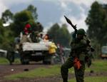 En congolesisk soldat ved et checkpoint nær frontlinjen nær Kibati nord for Goma, hvor flygtninge flokkes. 