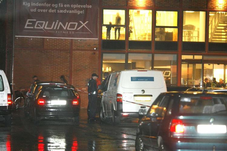 En mand er blevet skudt ned i et Equinox træningscenter på Gl. Køge Landevej. 