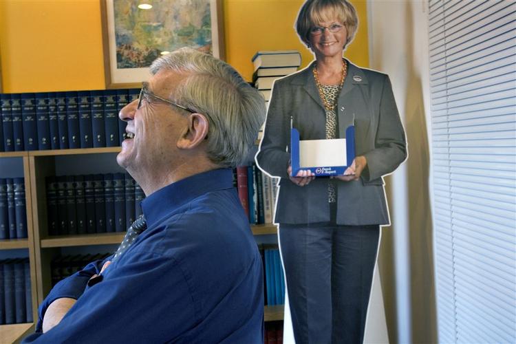 Søren Krarup fra Dansk Folkeparti vil ikke rette ind efter partileder Pia Kjærsgaards ønske om, at præsten holder mund med udtalelser om revselsesret. Arkivfoto. 