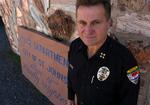 Roy Melnick, politichef i St. Johns, Arizona, bebuder en undersøgelse af, om den 8-årige dreng har været udsat for misbrug. 