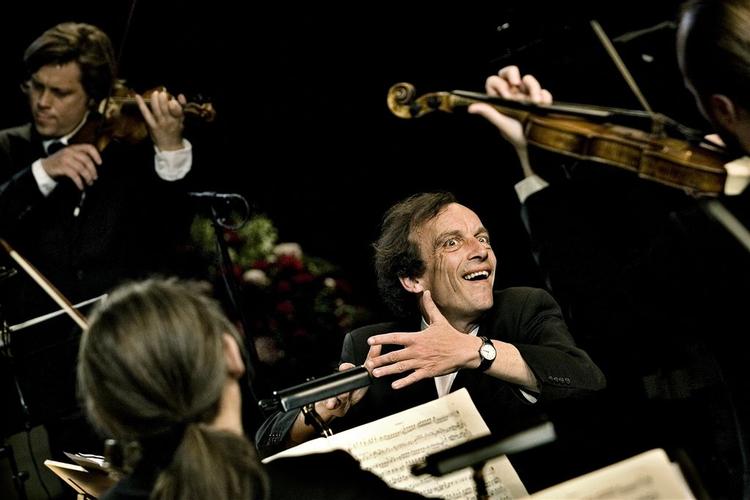 Arkivfoto af dirigent Lars Ulrik Mortensen og 'Concerto Copenhagen'. 