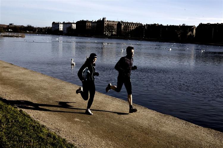 En daglig tur rundt om søen eller en tur i haven med græsslåmaskinen kan mindske risikoen for alvorlige blodpropper. Arkivfoto. 
