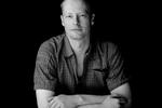 Kenneth Reinicke, mandeforsker ved RUC, peger på, at drenge og mænd opdrages til at fokusere meget på løn som én af årsagerne til, at kvinder stadig tjener mindre end mænd. 