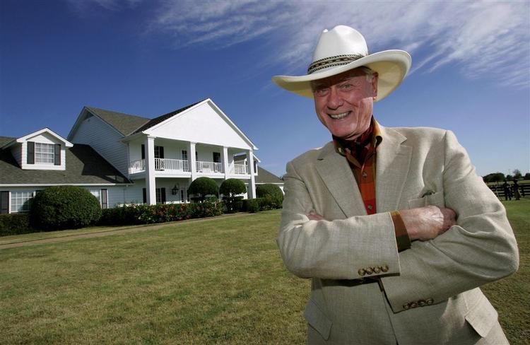 Nutidens Larry Hagman foran Southfork Ranch fra tv-seren Dallas. 