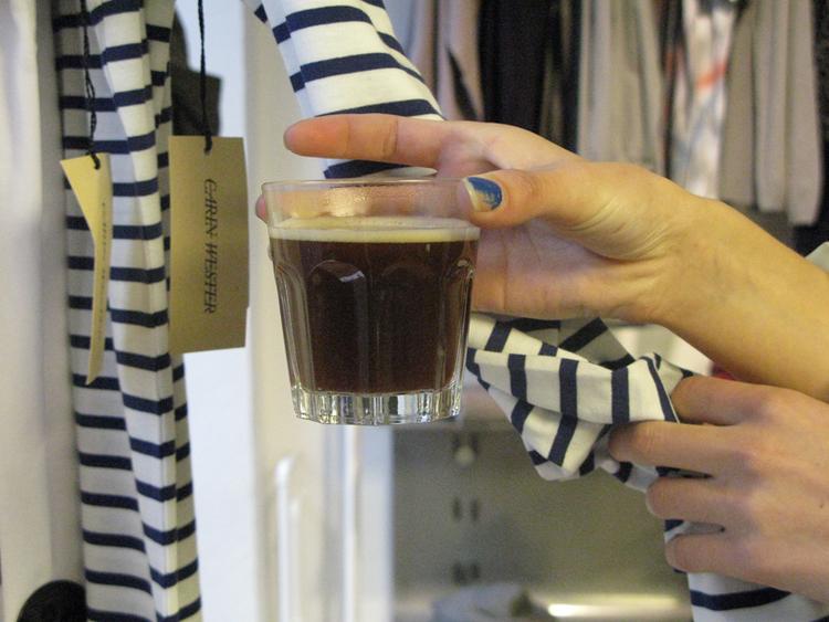 Flere steder i byen er der kaffe til din shopping - nogle steder endda gratis. IBYEN finder dem. 
