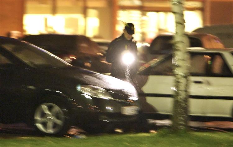 En ung mand er i bedring efter en nedskydning foran et træningscenter i Valby. Politiet har stadig ingen nye oplysninger i sagen. 