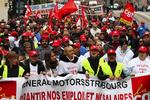 Ansatte hos General Motors i Strasbourg i demonstration mod salget af virksomhedens afdeling i byen. På banneret står der: »General Motors Strasbourg, garanter vores jobs og vores løn«. 
