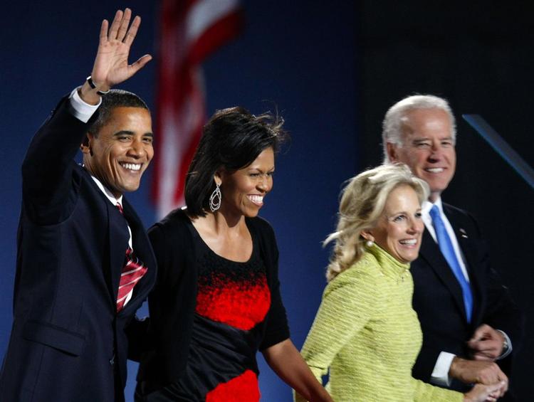 Barack Obama med hustruen Michelle og den kommende vicepræsidentkandidat, Joe Biden og dennes hustru, Jill, da Obama havde holdt sin sejrstale efter præsidentvalget. 