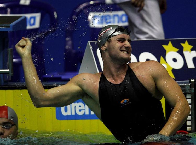Cameron Van Den Burgh satte hattrick i verdensrekorder, da han efter 50 og 100 meter brystsvømning satte yderligere én i 50 meter brystsvømning i Stockholm. 