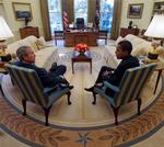 George W. Bush og Barack Obama ved deres møde i Det Hvide Hus i går. Nu er Bush vred over, at Obama angiveligt har lækket oplysninger fra samtalen til pressen. 
