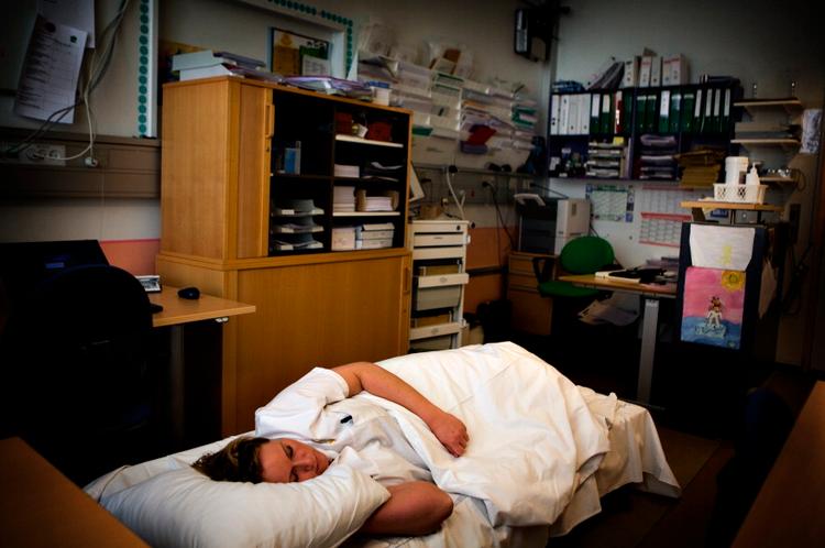 Mindre hovedpine, flere kræfter og færre sygedage. Mette Christensen sætter pris på  powernapping, når hun er på nattevagt. Foto: Jonas Pryner Andersen 
